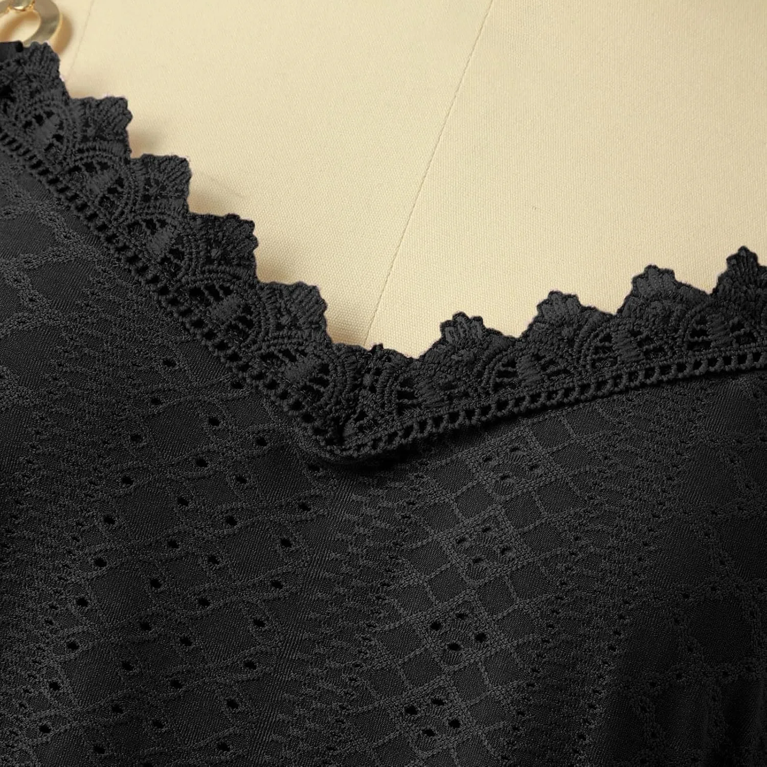 Sexy Lace Trim Tank Tops for Women Summer Chain Spaghetti Strap V Neck Shirts Fashion Hollow Out Sleeveless Camisole